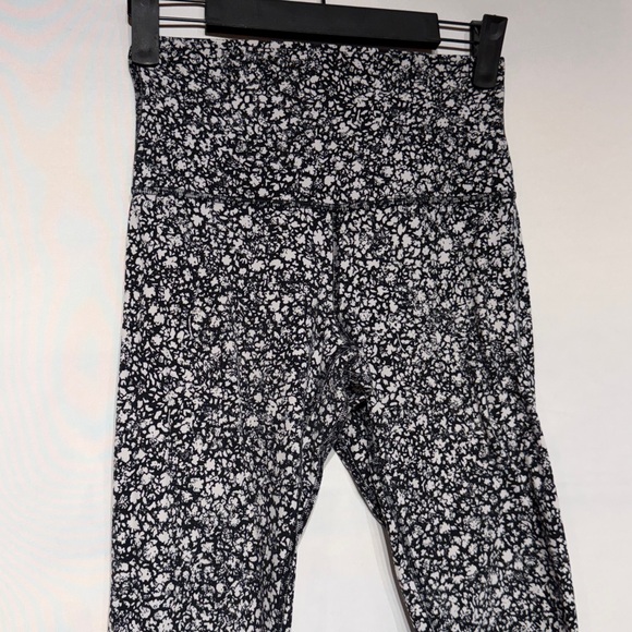 Lululemon Align High-Rise Crop 23" Venture Floral Alpine White Black Size 4 - Picture 5 of 9